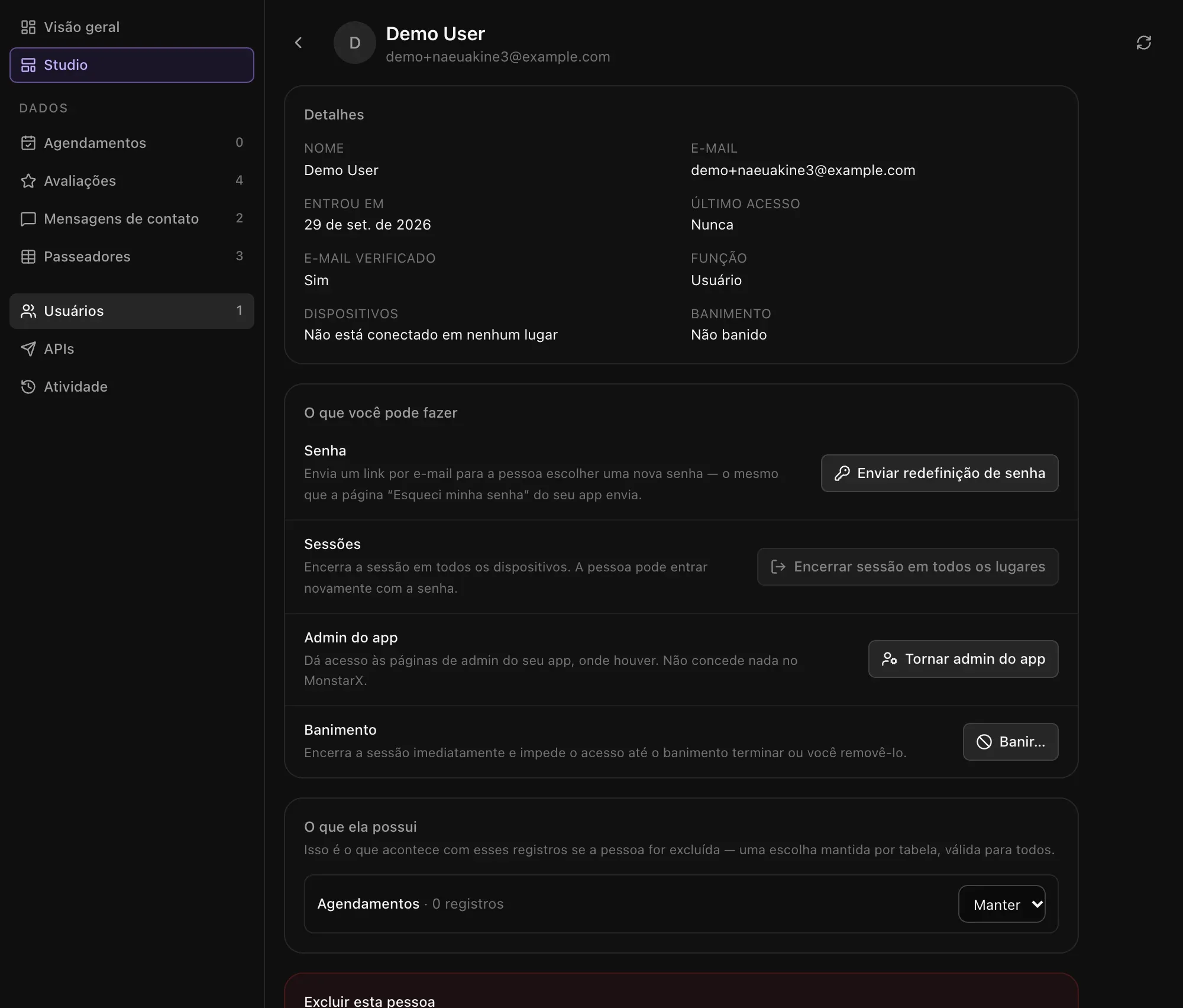 O perfil de Demo User no Admin: Detalhes, depois O que você pode fazer com Enviar redefinição de senha, Encerrar sessão em todos os lugares, Tornar admin do app e Banir…, e O que ela possui