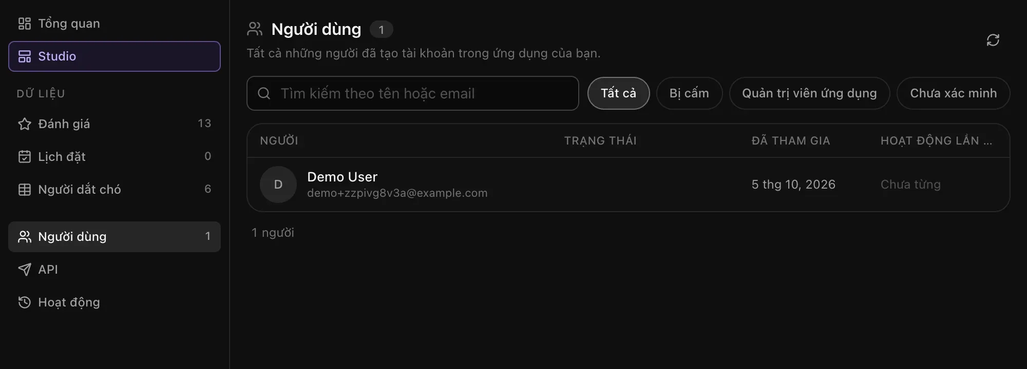 Danh sách Người dùng trong Quản trị với một người, ô tìm kiếm và các bộ lọc Tất cả, Bị cấm, Quản trị viên ứng dụng và Chưa xác minh