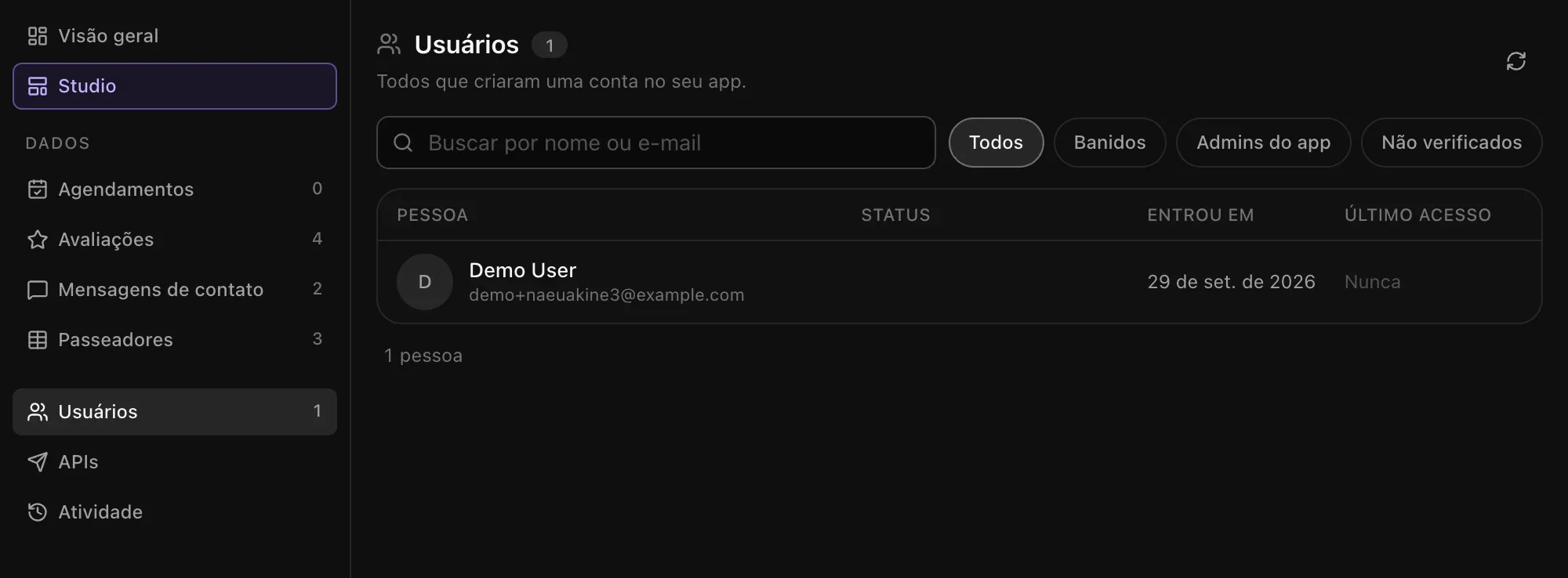 A lista de Usuários do Admin com uma pessoa, Demo User, uma caixa de busca e os filtros Todos, Banidos, Admins do app e Não verificados