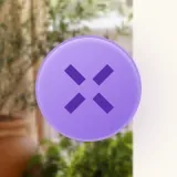 Hỏi Luna được thu nhỏ thành một nút tròn nhỏ màu tím với chữ X của MonstarX