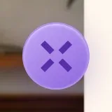 Tanya Luna yang diminimumkan menjadi butang ungu bulat kecil dengan X MonstarX