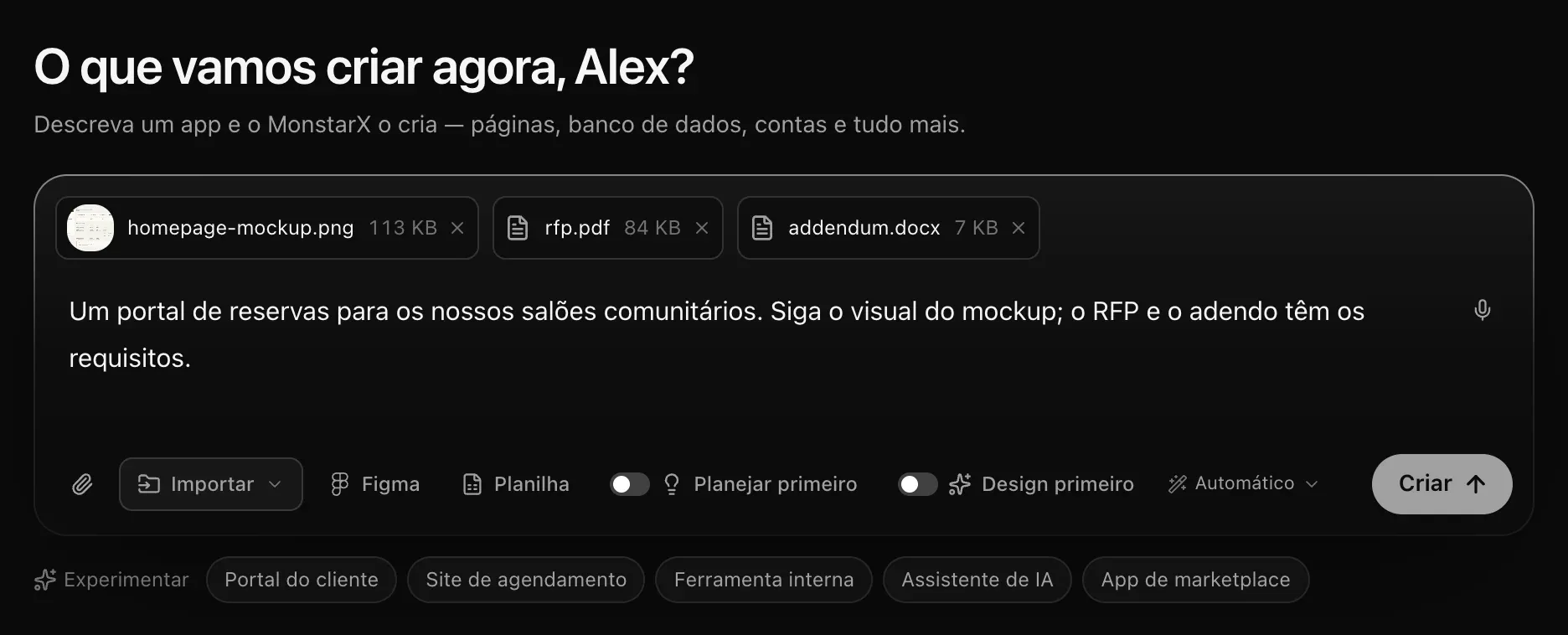 A caixa de texto com três etiquetas — homepage-mockup.png 113 KB, rfp.pdf 84 KB e addendum.docx 7 KB — acima de uma solicitação que menciona o mockup, o RFP e o adendo
