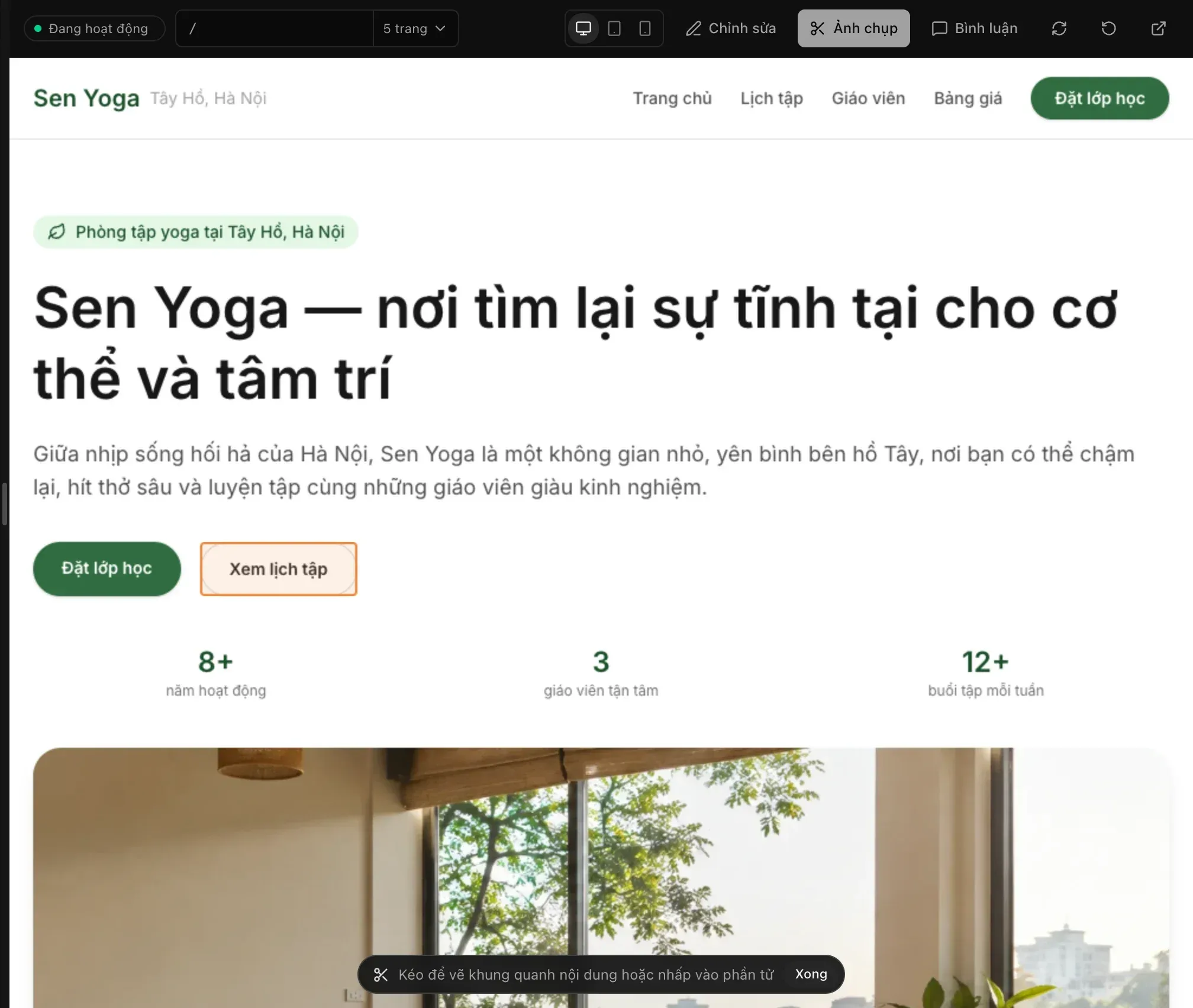 Chế độ chụp ảnh trên trang chủ Sen Yoga, nút Xem lịch tập được viền nổi bật dưới con trỏ và thanh chụp ảnh ở phía dưới