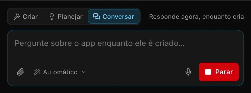 A caixa de texto no modo Conversar durante uma criação: Pergunte sobre o app enquanto ele é criado…, com a dica Responde agora, enquanto cria