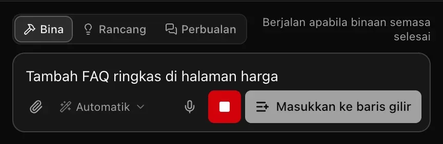 Kotak prom semasa binaan dengan Tambah FAQ ringkas di halaman harga ditaip, butang henti merah dan butang Masukkan ke baris gilir, serta petunjuk Berjalan apabila binaan semasa selesai
