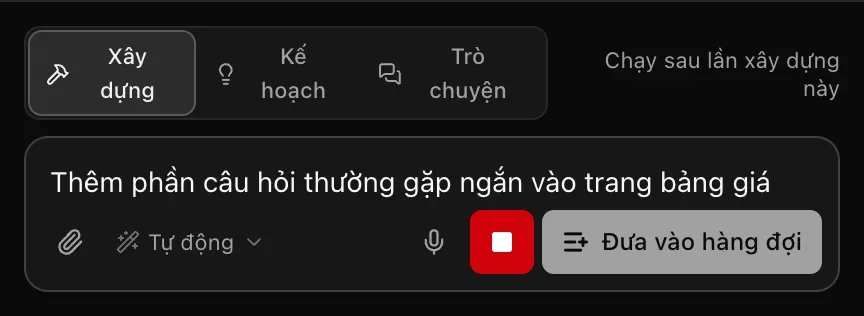 Ô nhập câu lệnh trong lúc xây dựng, đã gõ yêu cầu thêm phần câu hỏi thường gặp ngắn vào trang bảng giá, kèm nút dừng màu đỏ, nút Đưa vào hàng đợi và gợi ý Chạy sau lần xây dựng này