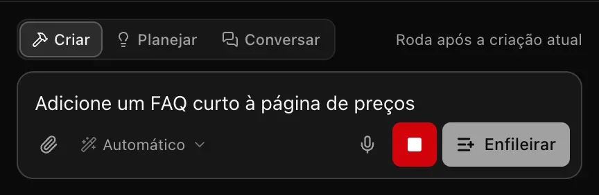 A caixa de texto durante uma criação com Adicione um FAQ curto à página de preços digitado, um botão vermelho de parar e um botão Enfileirar, e a dica Roda após a criação atual ao lado de Criar, Planejar e Conversar