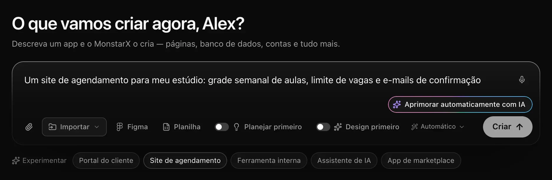 A caixa de texto com a descrição de um site de agendamento, o microfone no canto, Aprimorar automaticamente com IA oferecido logo abaixo dele e Criar pronto para clicar