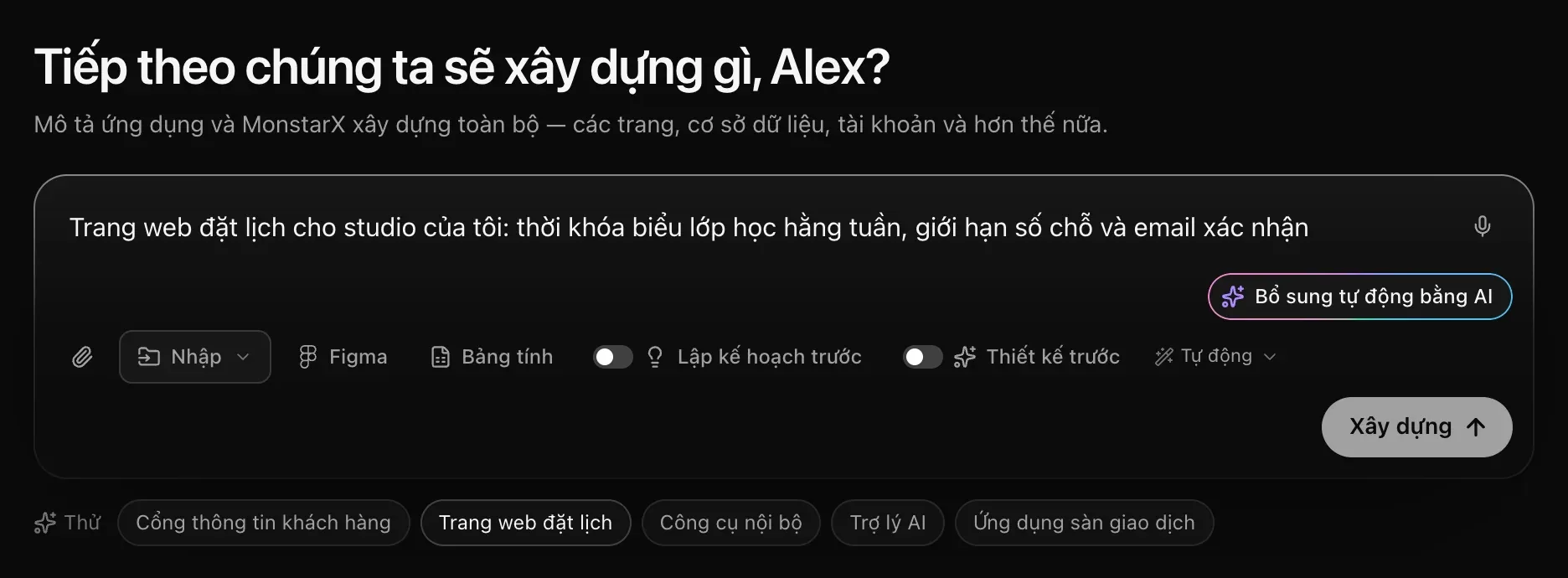 Ô nhập câu lệnh có sẵn mô tả một trang web đặt lịch, biểu tượng micrô ở góc, nút Bổ sung tự động bằng AI bên dưới và nút Xây dựng đã sẵn sàng