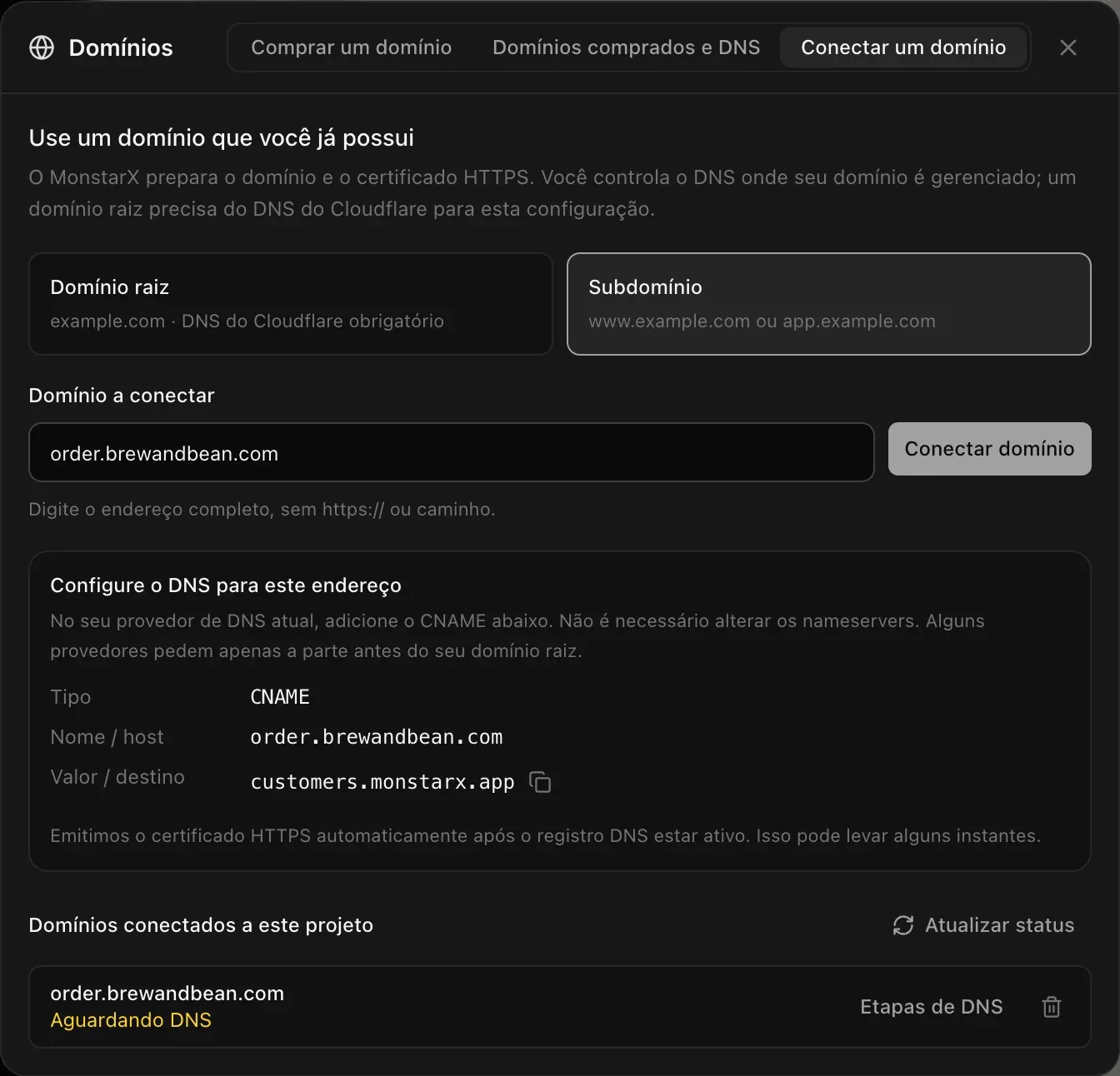 Conectar um domínio, com Subdomínio selecionado e order.brewandbean.com digitado. Configure o DNS para este endereço: Tipo CNAME, Nome / host order.brewandbean.com, Valor / destino customers.monstarx.app, com um botão de copiar. Abaixo, Domínios conectados a este projeto lista order.brewandbean.com, Aguardando DNS