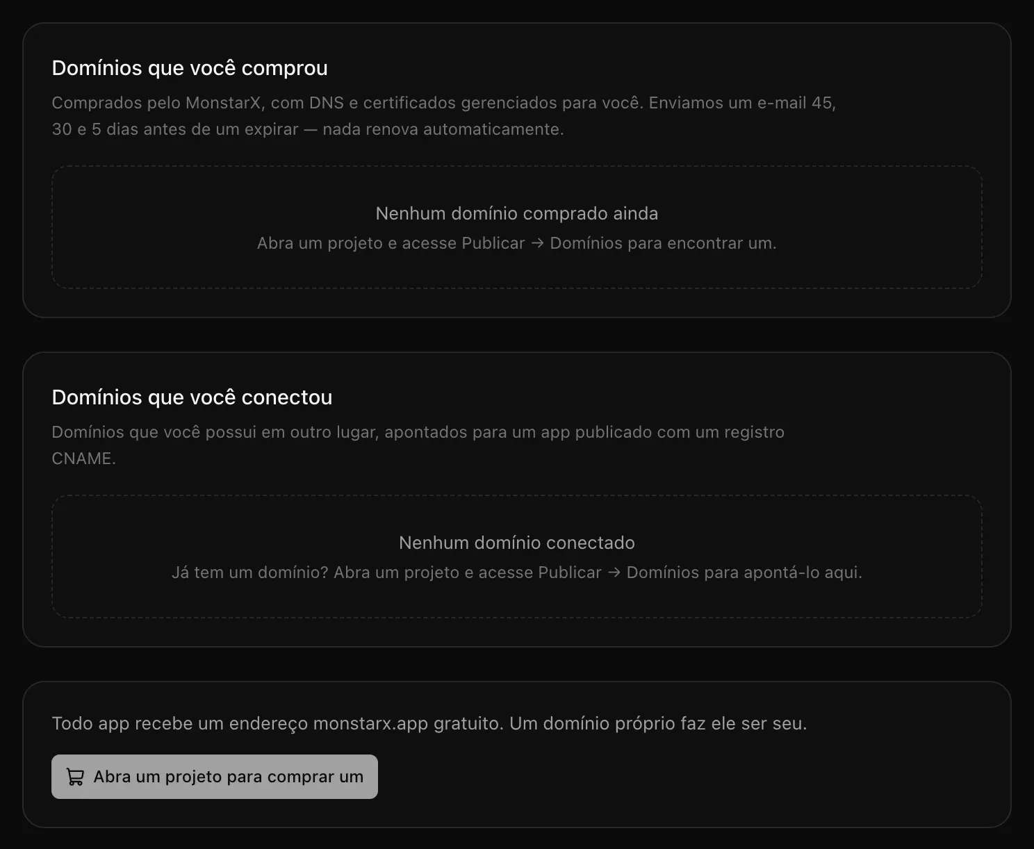Configurações → Domínios com os cartões Domínios que você comprou (com o aviso de que um e-mail chega 45, 30 e 5 dias antes de um domínio expirar) e Domínios que você conectou, ambos vazios, e uma nota de que todo app recebe um endereço monstarx.app gratuito