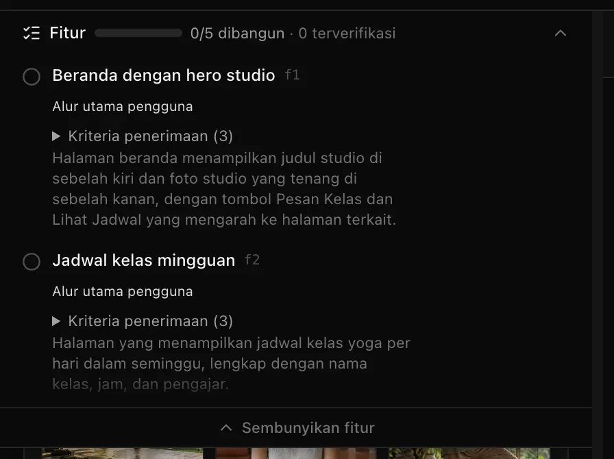Rencana fitur yang terbuka di awal proses membangun, 0/5 dibangun: Beranda dengan hero studio dan Jadwal kelas mingguan belum dikerjakan, masing-masing bertanda Alur utama pengguna dengan Kriteria penerimaan (3), dan Sembunyikan fitur di bawahnya