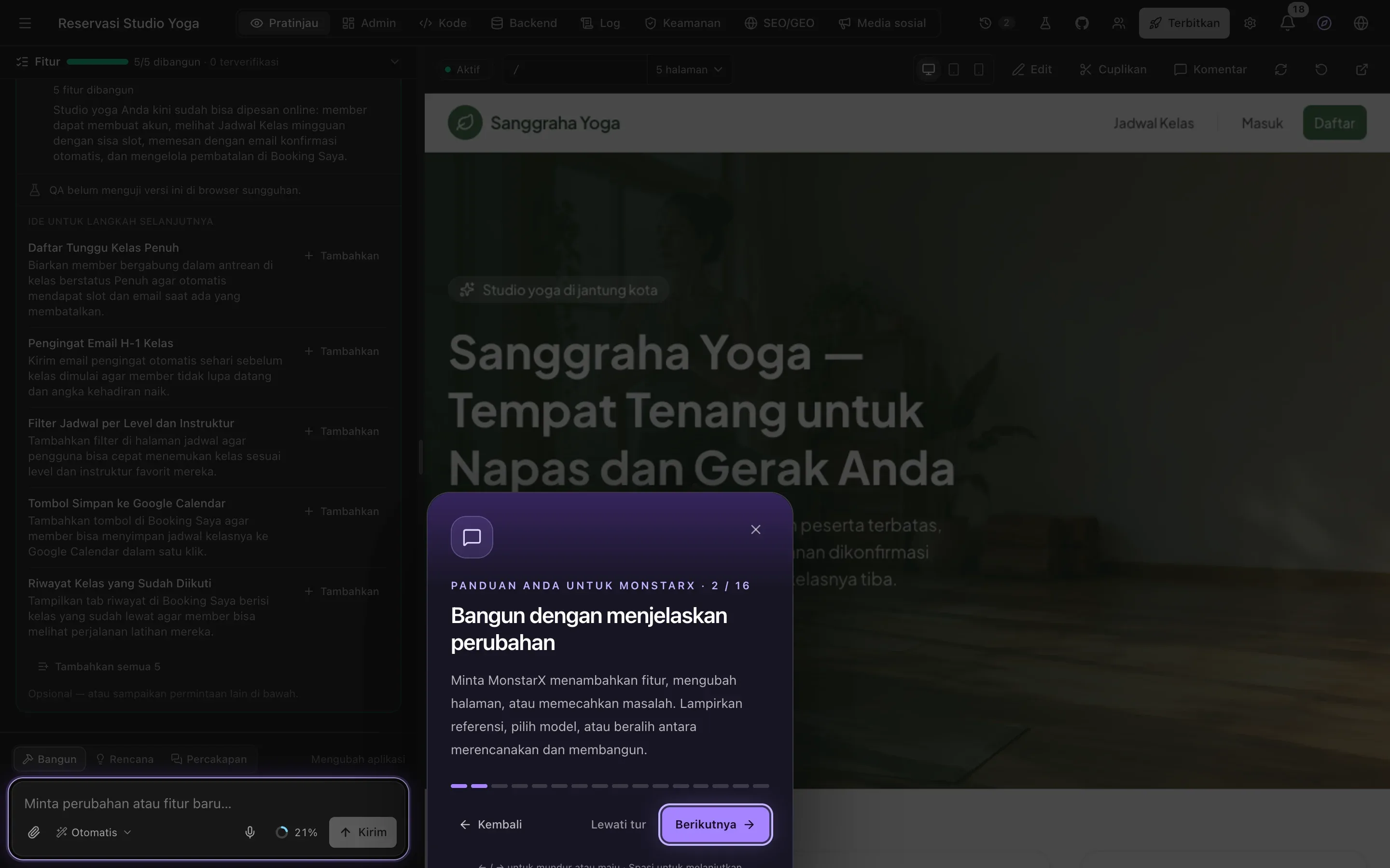 Ruang kerja diredupkan, dengan kotak prompt di bagian bawah percakapan disorot dan sebuah kartu di sampingnya: Panduan Anda untuk MonstarX · 2 / 16, Bangun dengan menjelaskan perubahan, penjelasan singkat, serta Kembali, Lewati tur, dan Berikutnya