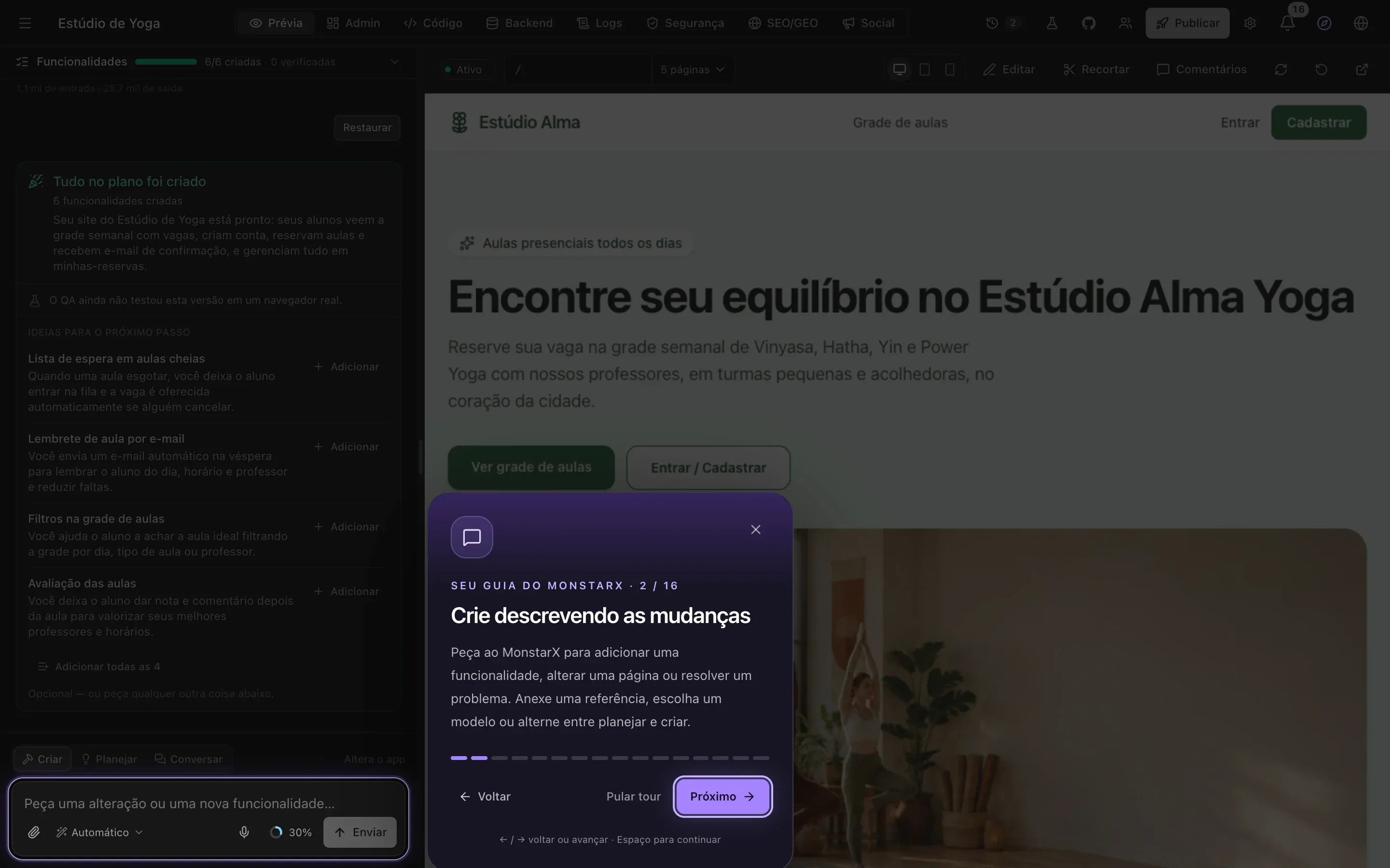 O espaço de trabalho escurecido, com a caixa de texto na parte de baixo do chat em destaque e um cartão ao lado: Seu guia do MonstarX · 2 / 16, Crie descrevendo as mudanças, uma explicação curta e os botões Voltar, Pular tour e Próximo