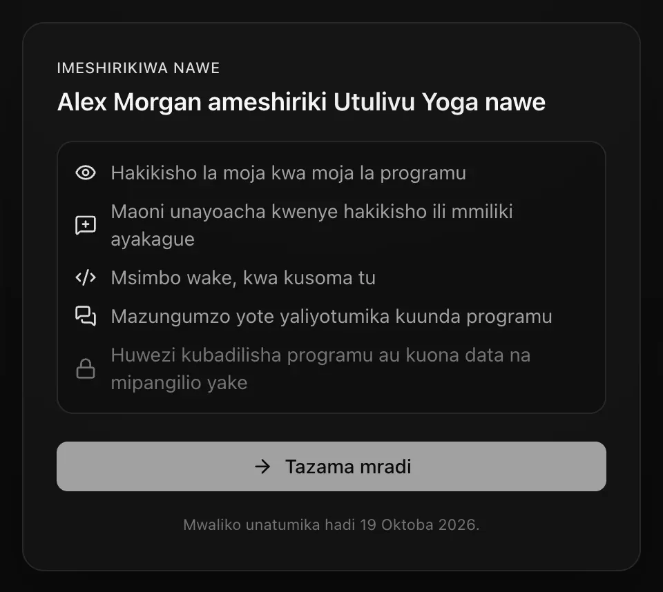 Ukurasa wa mwaliko akiwa ameingia: Imeshirikiwa nawe. Alex Morgan ameshiriki Utulivu Yoga nawe. Hakikisho la moja kwa moja la programu; Maoni unayoacha kwenye hakikisho ili mmiliki ayakague; Msimbo wake, kwa kusoma tu; Mazungumzo yote yaliyotumika kuunda programu; Huwezi kubadilisha programu au kuona data na mipangilio yake. Kitufe cha Tazama mradi na Mwaliko unatumika hadi 19 Oktoba 2026.