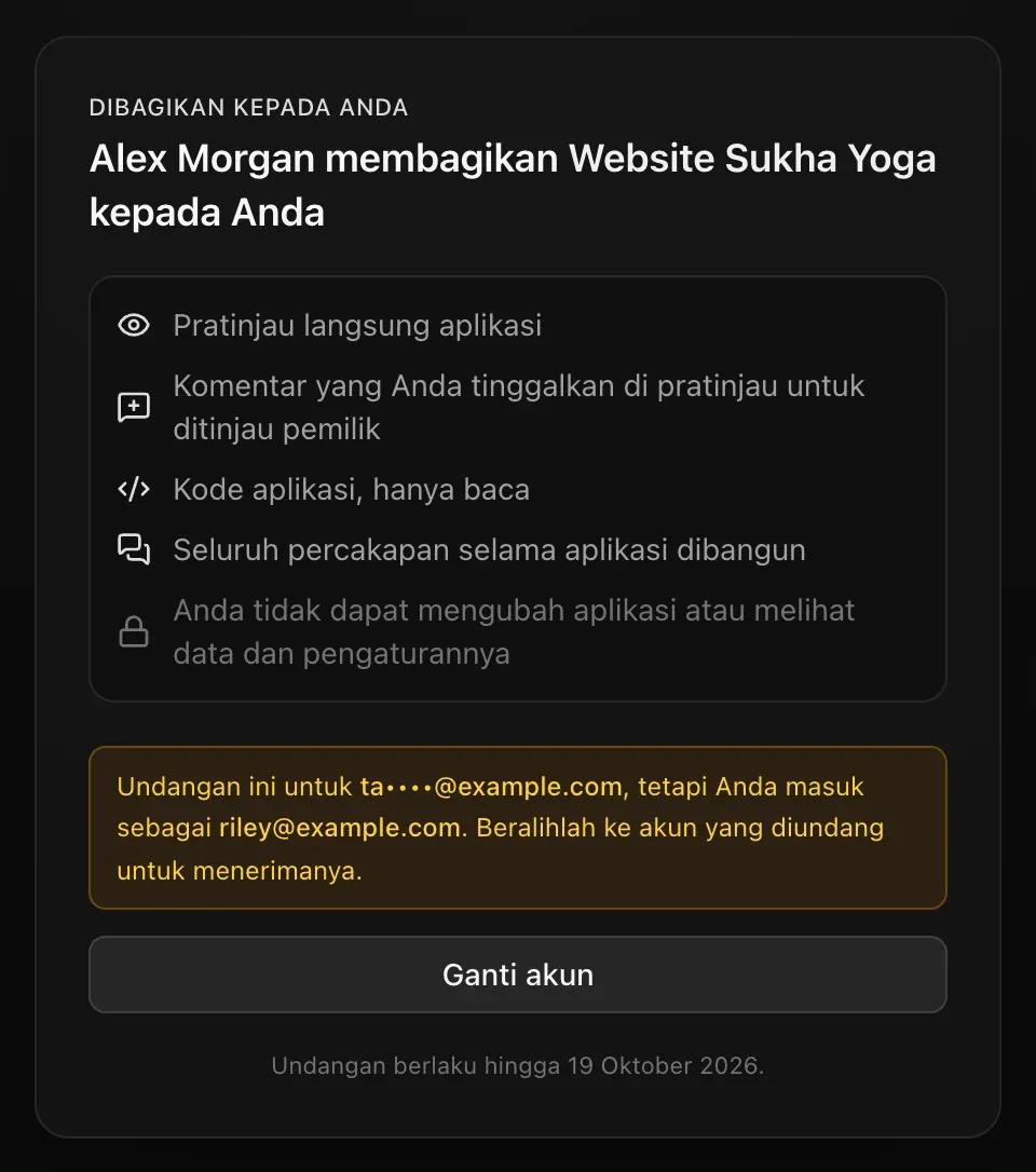 Halaman undangan dengan catatan kuning: Undangan ini untuk ta••••@example.com, tetapi Anda masuk sebagai riley@example.com. Beralihlah ke akun yang diundang untuk menerimanya. Tombol Ganti akun