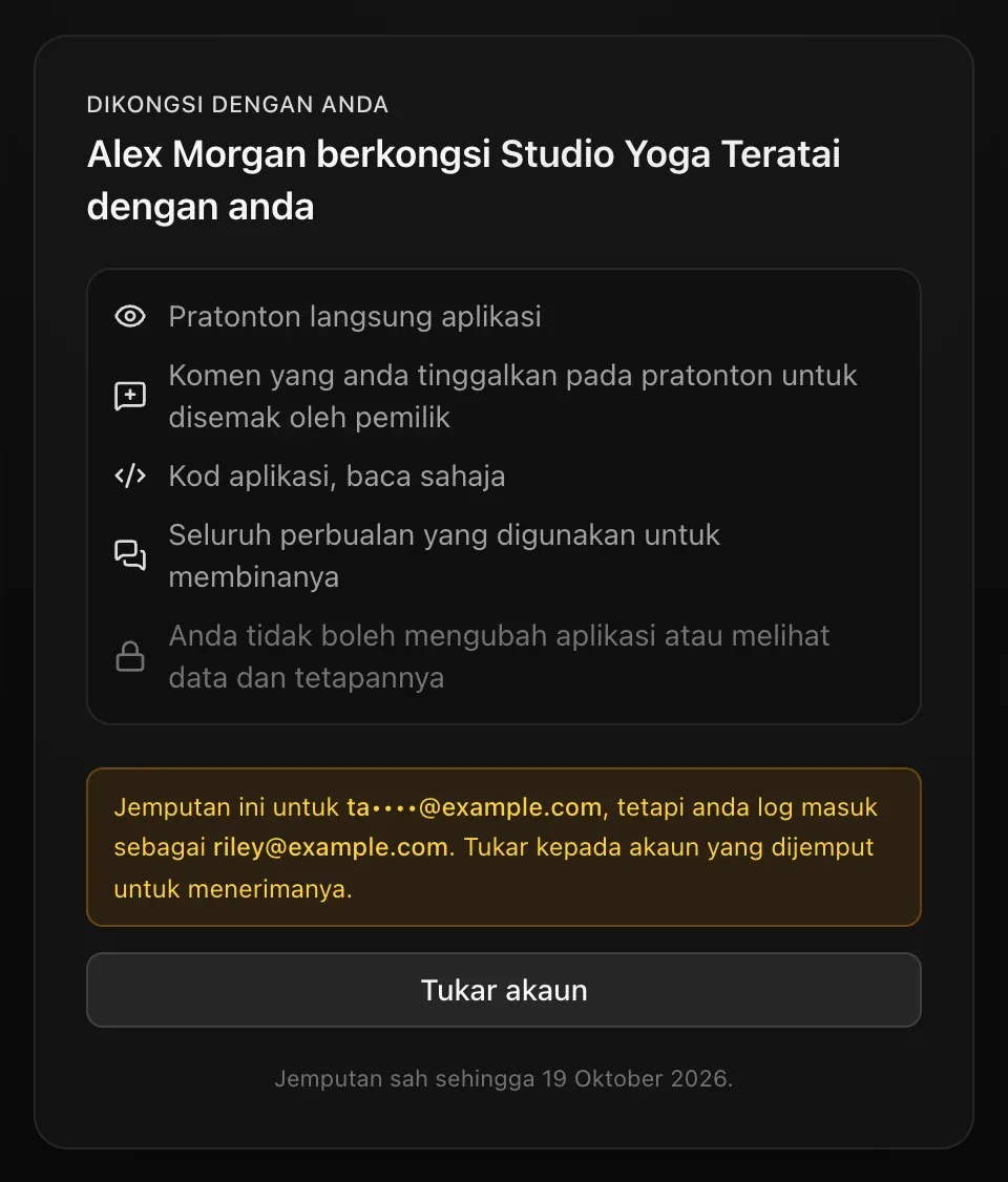 Halaman jemputan dengan nota ambar: Jemputan ini untuk ta••••@example.com, tetapi anda log masuk sebagai riley@example.com. Tukar kepada akaun yang dijemput untuk menerimanya. Butang Tukar akaun