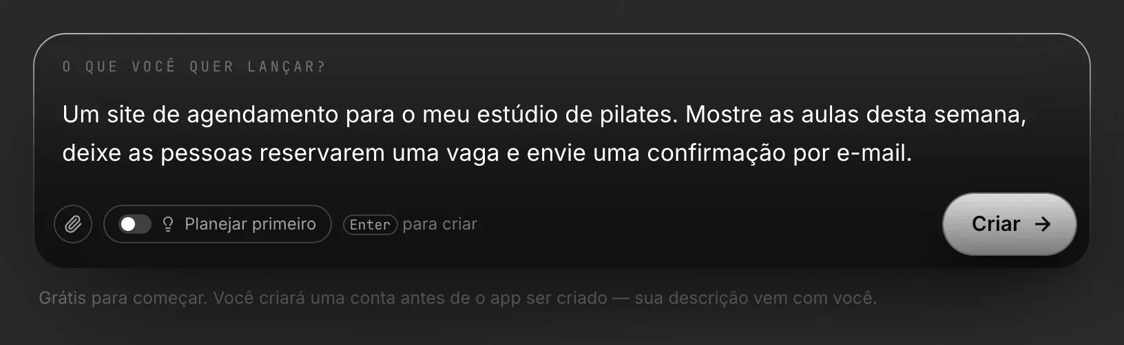 A caixa da página inicial, O que você quer lançar?, com a descrição de um estúdio de pilates, o clipe, Planejar primeiro e Criar, e o aviso Grátis para começar. Você criará uma conta antes de o app ser criado — sua descrição vem com você.