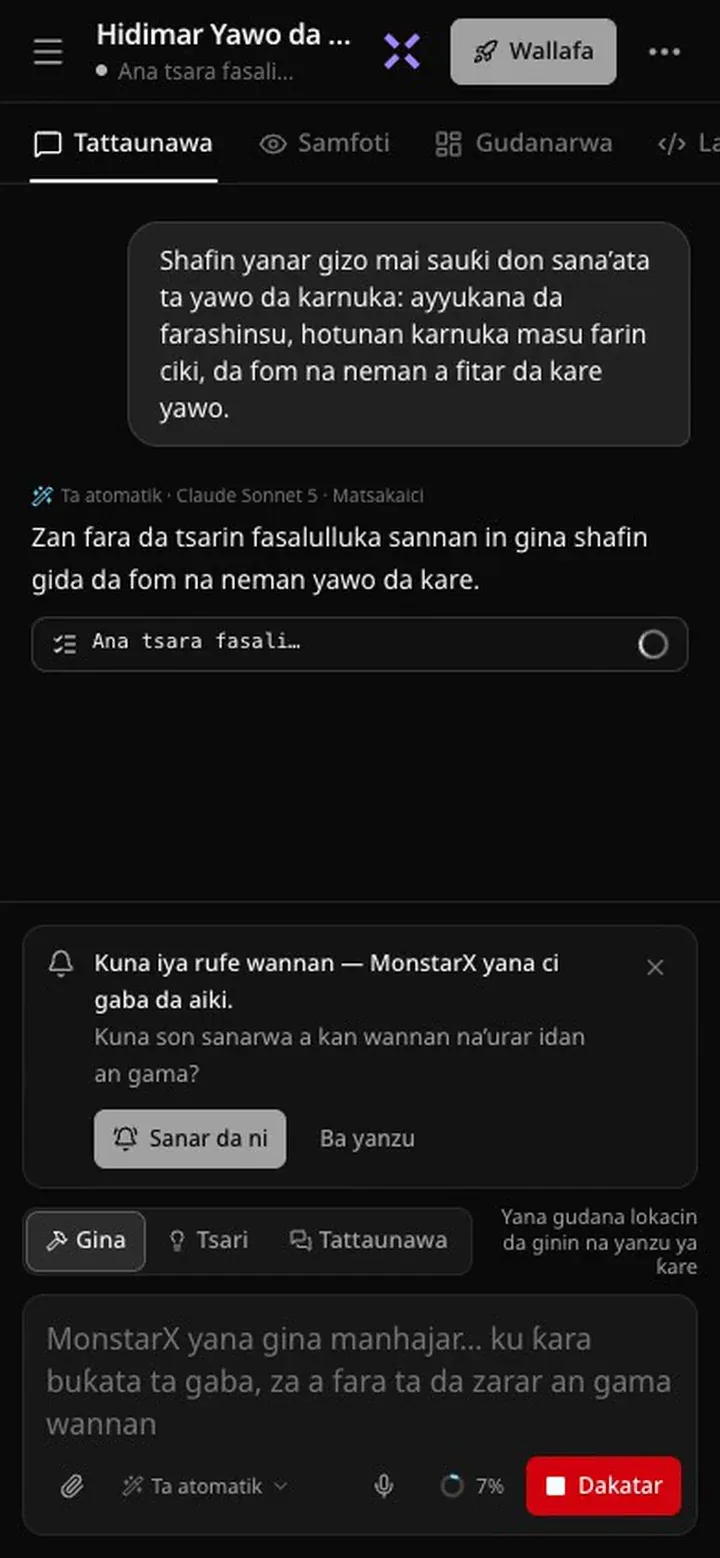 Kallon Tattaunawa a waya yayin da gini yake gudana: a ƙarƙashin sunan aikin kanun yana cewa “Ana tsara fasali…”, tattaunawa tana nuna buƙatar da “Ana tsara fasali…”, kuma wani kati yana cewa “Kuna iya rufe wannan — MonstarX yana ci gaba da aiki. Kuna son sanarwa a kan wannan na’urar idan an gama?” tare da Sanar da ni da Ba yanzu; jan maɓallin Dakatar yana kusa da akwatin rubutu