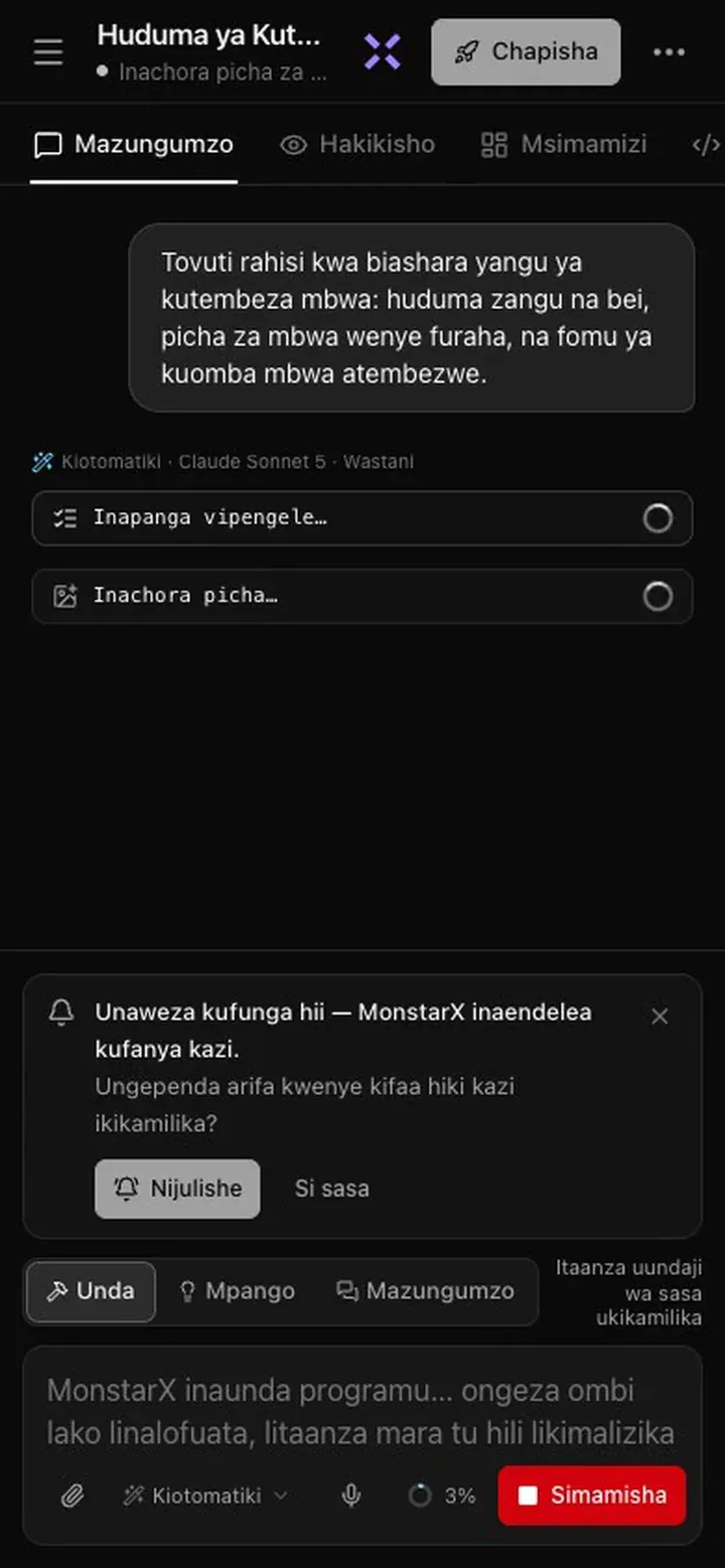 Mwonekano wa Mazungumzo kwenye simu wakati uundaji unaendelea: chini ya jina la mradi kichwa kinasema Inachora picha…, mazungumzo yanaonyesha ombi, Inapanga vipengele… na Inachora picha…, na kadi inasema Unaweza kufunga hii — MonstarX inaendelea kufanya kazi. Ungependa arifa kwenye kifaa hiki kazi ikikamilika? pamoja na Nijulishe na Si sasa; kitufe chekundu cha Simamisha kiko kando ya kisanduku cha ombi