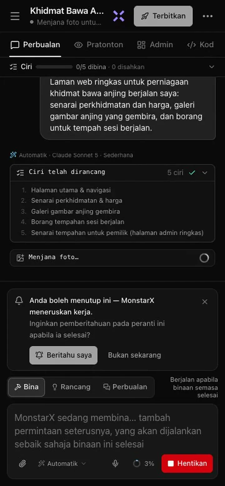 Paparan Perbualan di telefon semasa binaan berjalan: pengepala menunjukkan Menjana foto, perbualan menunjukkan Ciri telah dirancang dengan lima ciri — Halaman utama & navigasi, Senarai perkhidmatan & harga, Galeri gambar anjing gembira, Borang tempahan sesi berjalan, dan Senarai tempahan untuk pemilik — serta Menjana foto, dan satu kad bertulis Anda boleh menutup ini — MonstarX meneruskan kerja. Inginkan pemberitahuan pada peranti ini apabila ia selesai? dengan Beritahu saya dan Bukan sekarang