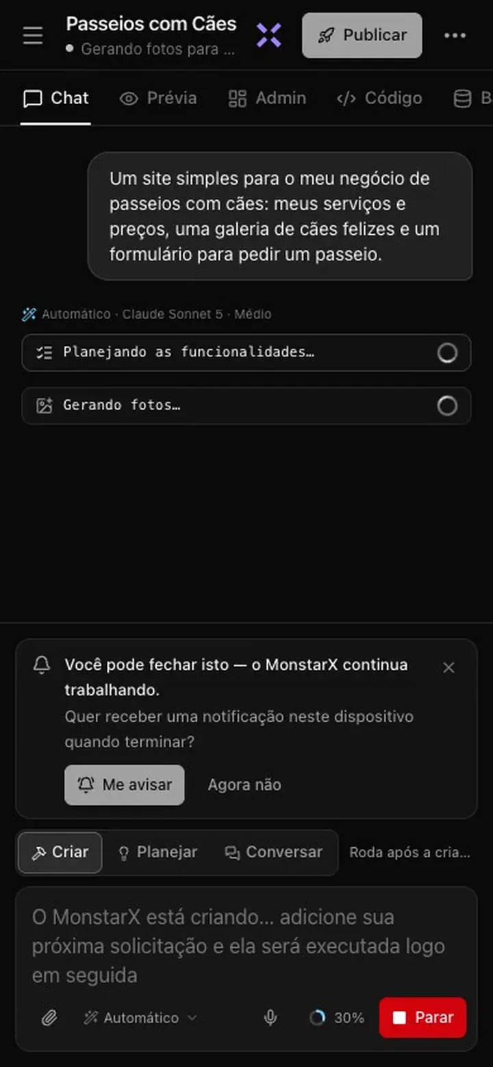A visualização Chat no celular durante uma criação: o cabeçalho mostra o projeto Passeios com Cães e Gerando fotos para…, o chat mostra a solicitação, Planejando as funcionalidades… e Gerando fotos…, e um cartão diz Você pode fechar isto — o MonstarX continua trabalhando. Quer receber uma notificação neste dispositivo quando terminar?, com Me avisar e Agora não