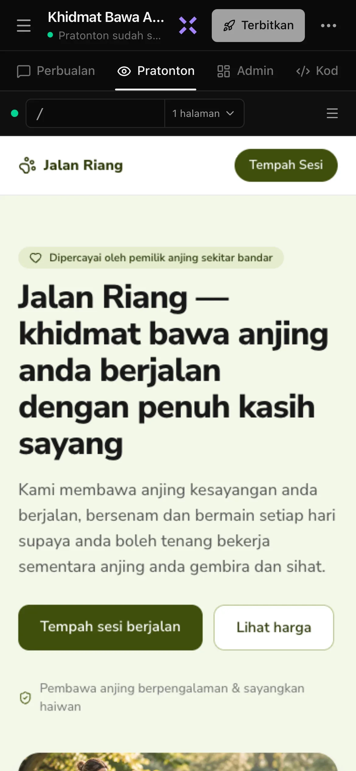 Projek yang sudah siap di telefon: pengepala dengan ikon menu, nama projek Khidmat Bawa Anjing Berjalan dan Pratonton sudah sedia di bawahnya, X ungu Tanya Luna, Terbitkan dan •••; satu baris paparan Perbualan, Pratonton, Admin dan Kod dengan Pratonton dipilih; dan laman web Jalan Riang dalam pratonton
