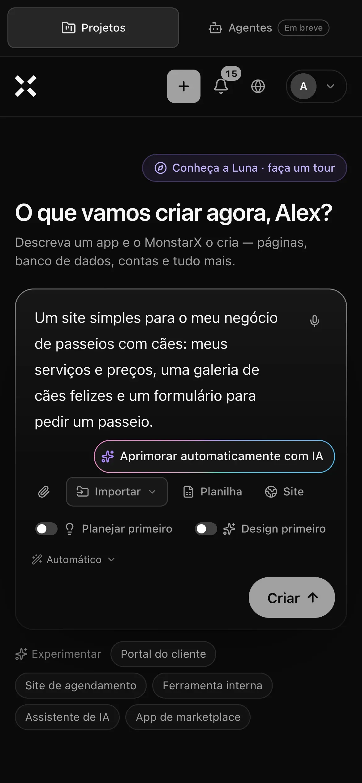 A página Projetos no celular: a solicitação Um site simples para o meu negócio de passeios com cães digitada na caixa de texto, com Aprimorar automaticamente com IA, Importar, os atalhos Planilha e Site, Planejar primeiro, Design primeiro, Automático e o botão Criar
