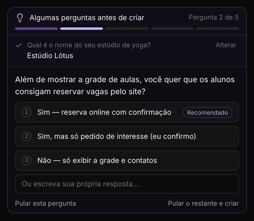 Algumas perguntas antes de criar, Pergunta 2 de 5: acima, a resposta já dada, Estúdio Lótus, com Alterar; depois a pergunta Além de mostrar a grade de aulas, você quer que os alunos consigam reservar vagas pelo site?, com três respostas numeradas, a primeira marcada como Recomendado, Ou escreva sua própria resposta…, Pular esta pergunta e Pular o restante e criar