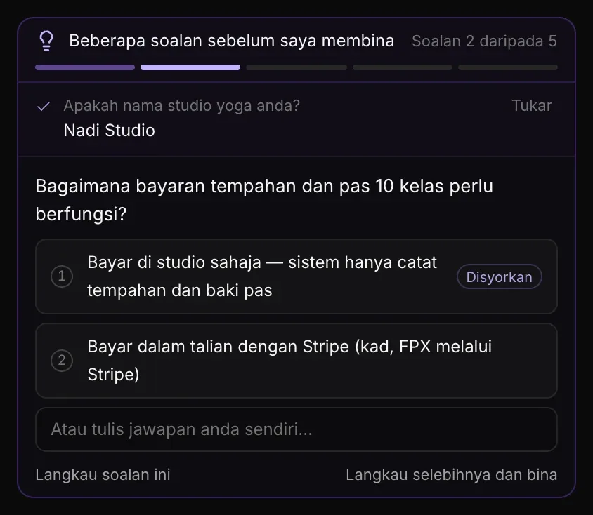 Soalan 2 daripada 5, tentang cara bayaran tempahan dan pas 10 kelas berfungsi, dengan dua jawapan bernombor (bayar di studio sahaja, yang bertanda Disyorkan, atau bayar dalam talian dengan Stripe), Atau tulis jawapan anda sendiri…, Langkau soalan ini dan Langkau selebihnya dan bina
