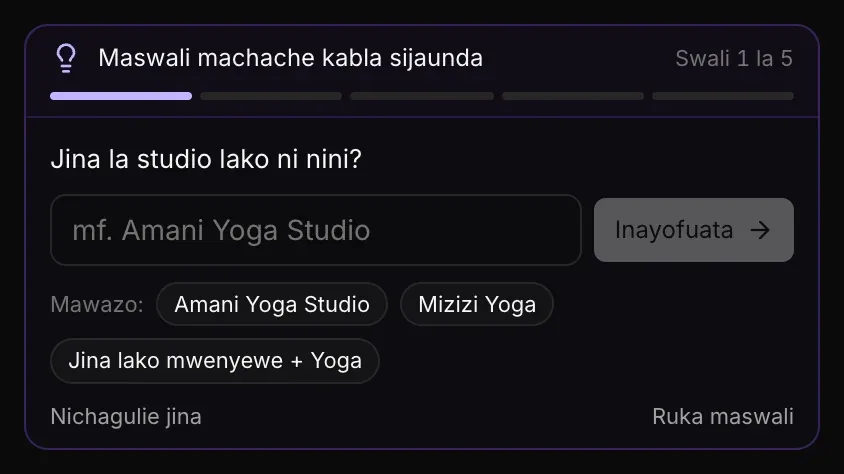 Swali 1 la 5, kuhusu jina la studio, likiwa na kisanduku cha jina, kitufe cha Inayofuata na Mawazo: Amani Yoga Studio, Mizizi Yoga na Jina lako mwenyewe + Yoga, pamoja na Nichagulie jina na Ruka maswali