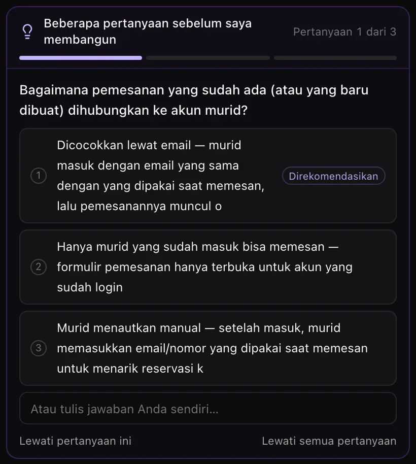 Kartu mode Rencana: Beberapa pertanyaan sebelum saya membangun, Pertanyaan 1 dari 3, tentang cara menghubungkan pemesanan ke akun murid, dengan tiga saran jawaban, yang pertama bertanda Direkomendasikan, lalu Atau tulis jawaban Anda sendiri…, Lewati pertanyaan ini, dan Lewati semua pertanyaan