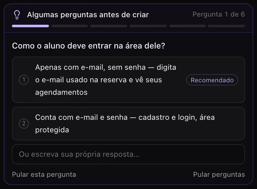 Um cartão do modo Planejar: Algumas perguntas antes de criar, Pergunta 1 de 6, Como o aluno deve entrar na área dele?, com duas respostas sugeridas, a primeira marcada como Recomendado, um campo para escrever a própria resposta e Pular esta pergunta e Pular perguntas
