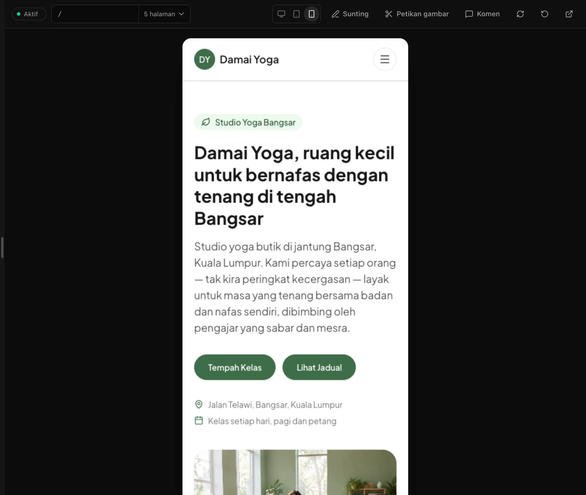 Halaman utama Damai Yoga dalam pratonton selebar telefon, dengan navigasi dilipat menjadi butang menu dan foto di bawah teks