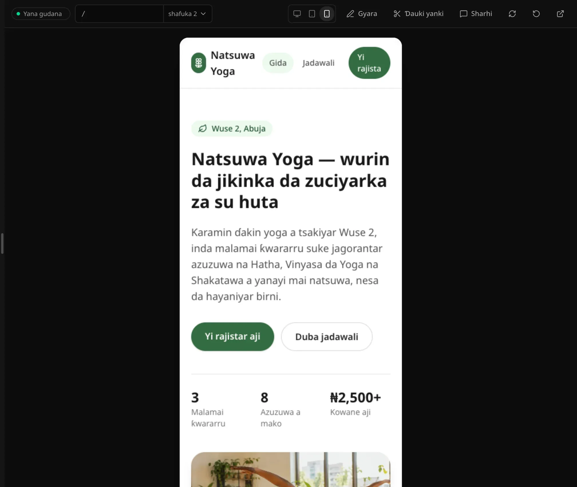 Shafin farko na Natsuwa Yoga a samfoti mai faɗin waya, menu yana nan da Gida, Jadawali da Yi rajista, kuma hoton yana ƙasan rubutun