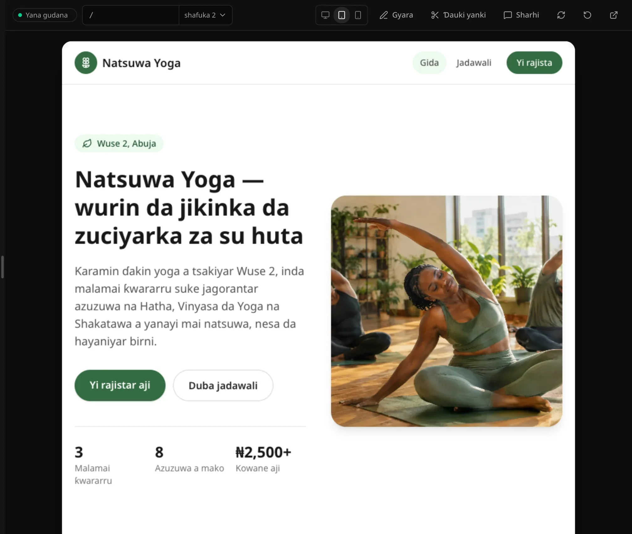 Shafin farko na Natsuwa Yoga a samfoti mai faɗin kwamfutar hannu, a tsakiyar allo tare da hoton a gefen rubutun