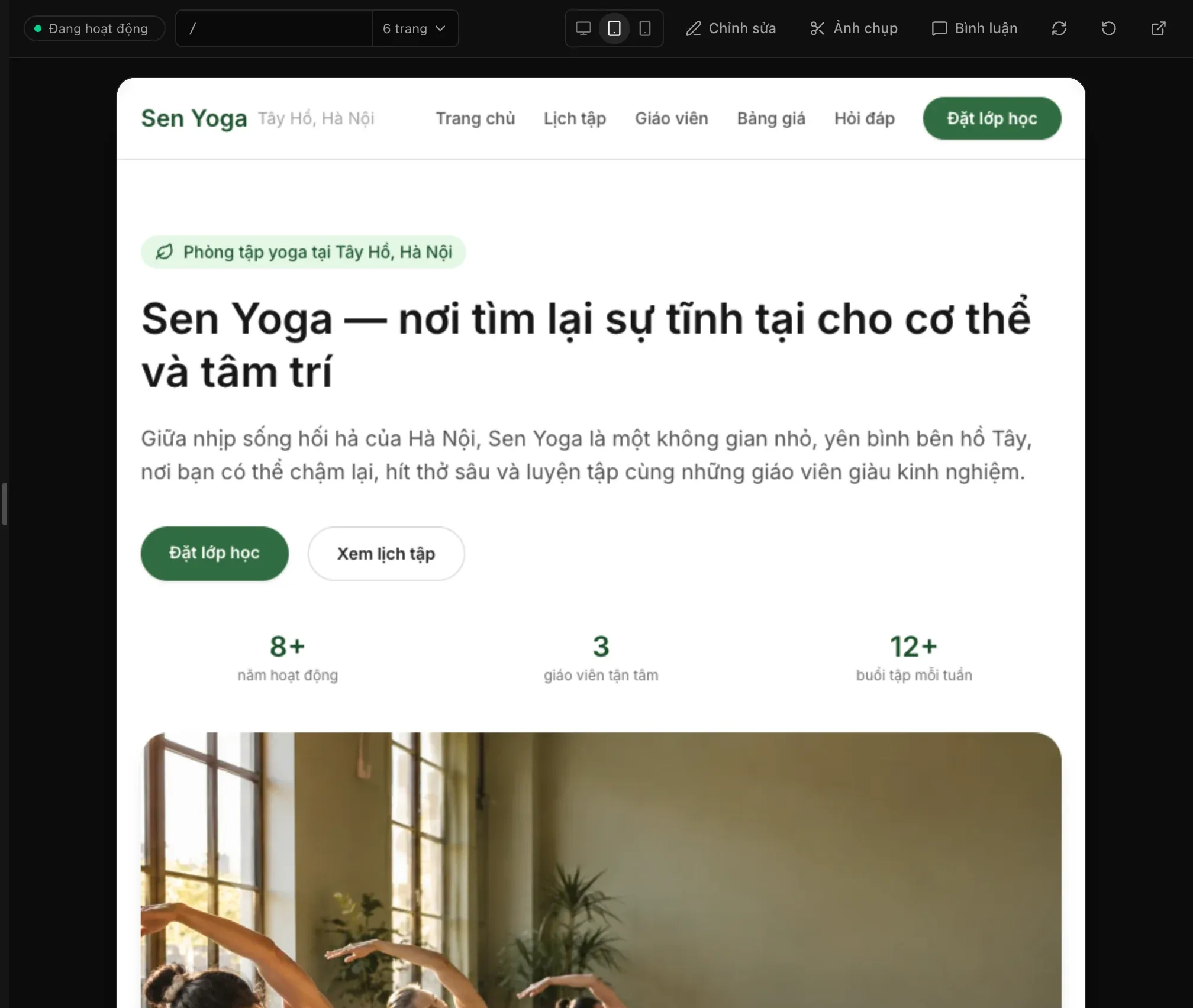Trang chủ Sen Yoga trong bản xem trước ở chiều rộng máy tính bảng, căn giữa trong khung, ảnh nằm dưới phần chữ