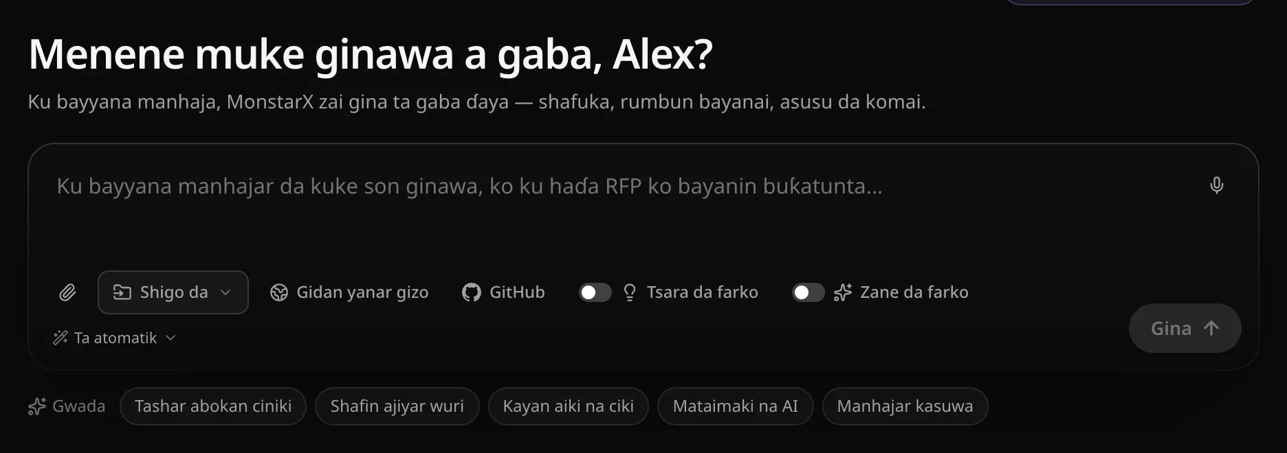 Akwatin rubutu a ƙarƙashin “Menene muke ginawa a gaba” tare da sunan mai amfani: “Ku bayyana manhajar da kuke son ginawa, ko ku haɗa RFP ko bayanin buƙatunta…”, makirufo a saman dama, alamar kilif, Shigo da, gajerun hanyoyin GitHub da Fayil ɗin .zip, maɓallan Tsara da farko da Zane da farko, maɓallin samfurin AI Ta atomatik da Gina, da ra’ayoyin farawa Tashar abokan ciniki, Shafin ajiyar wuri, Kayan aiki na ciki, Mataimaki na AI da Manhajar kasuwa a ƙasa