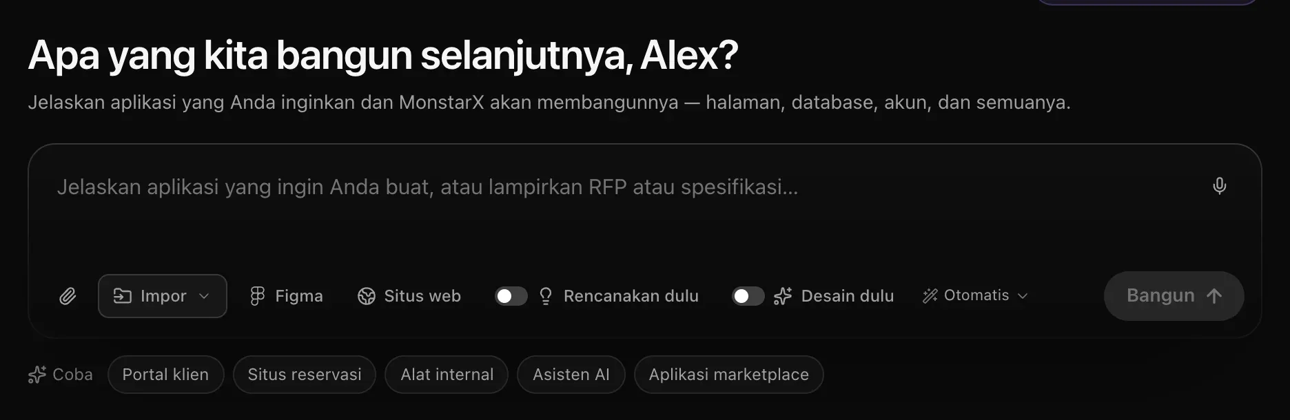 Kotak prompt di bawah Apa yang kita bangun selanjutnya, disertai nama pengguna: Jelaskan aplikasi yang ingin Anda buat, atau lampirkan RFP atau spesifikasi…, mikrofon di kanan atas, ikon klip kertas, Impor, pintasan Figma dan Situs web, tombol Rencanakan dulu dan Desain dulu, tombol model Otomatis dan Bangun, serta ide pembuka Portal klien, Situs reservasi, Alat internal, Asisten AI, dan Aplikasi marketplace di bawahnya