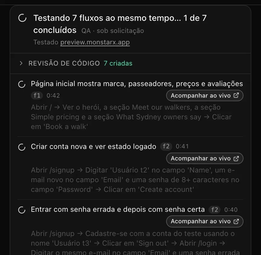 Um cartão de QA no chat mostrando Testando 7 fluxos ao mesmo tempo… 1 de 7 concluídos: a revisão de código mostra 7 criadas, e cada teste, como Página inicial mostra marca, passeadores, preços e avaliações, mostra suas etapas, o tempo de execução e um botão Acompanhar ao vivo