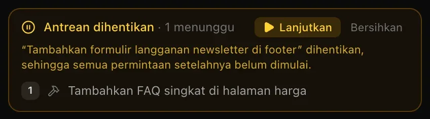 Antrean dihentikan · 1 menunggu, dengan tombol Lanjutkan dan alasannya: permintaan untuk menambahkan formulir langganan newsletter di footer dihentikan, sehingga semua permintaan setelahnya belum dimulai