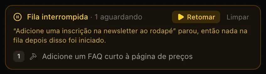 Fila interrompida · 1 aguardando, com os botões Retomar e Limpar e o motivo: “Adicione uma inscrição na newsletter ao rodapé” parou, então nada na fila depois disso foi iniciado; abaixo, Adicione um FAQ curto à página de preços