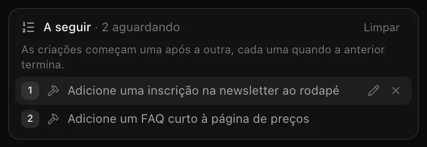 A seguir · 2 aguardando, com Limpar: As criações começam uma após a outra, cada uma quando a anterior termina; abaixo, Adicione uma inscrição na newsletter ao rodapé, com os botões de editar e remover, e Adicione um FAQ curto à página de preços