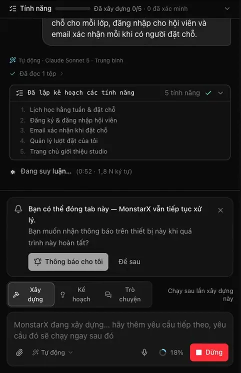 Cuộc trò chuyện trong lúc trang web yoga đang được xây dựng: yêu cầu, tiếp theo là Đã lập kế hoạch các tính năng với năm tính năng — Lịch học hằng tuần & đặt chỗ, Đăng ký & đăng nhập hội viên, Email xác nhận khi đặt chỗ, Quản lý lượt đặt của tôi và Trang chủ giới thiệu studio — rồi Đang suy luận