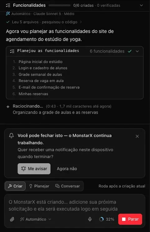 O chat enquanto o site de ioga é criado: Agora vou planejar as funcionalidades do site de agendamento do estúdio de yoga, Planejou as funcionalidades com seis funcionalidades (Página inicial do estúdio, Login e cadastro de alunos, Grade semanal de aulas, Reserva de vaga em aula, E-mail de confirmação de reserva, Minhas reservas), Raciocinando… Organizando a grade de aulas e as reservas, e o aviso Você pode fechar isto — o MonstarX continua trabalhando, com o botão Me avisar