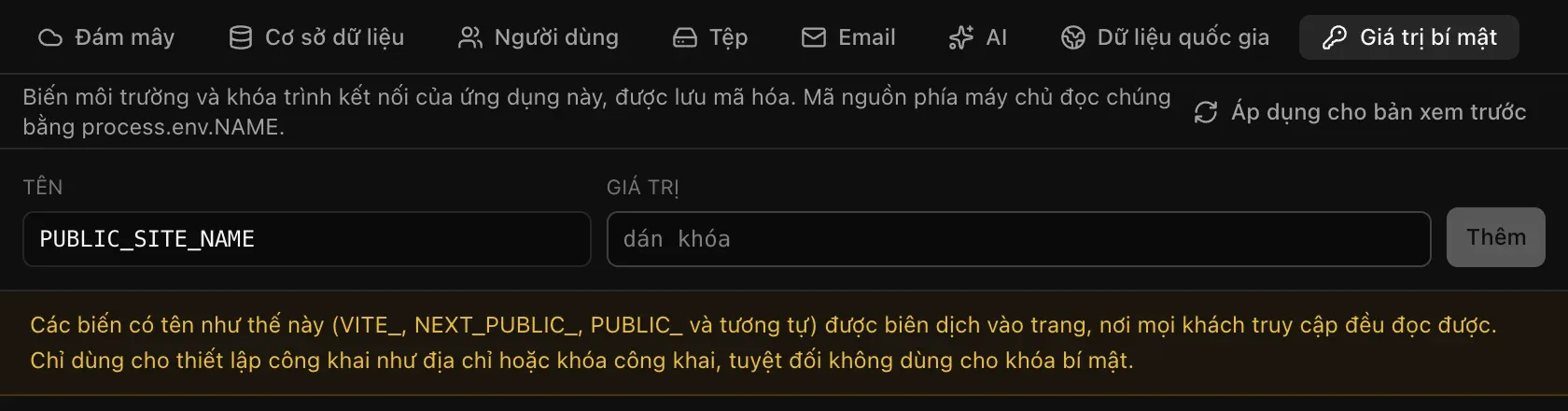 Khi nhập PUBLIC_SITE_NAME, một cảnh báo hiện ra cho biết các biến có tên như thế này được biên dịch vào trang, nơi mọi khách truy cập đều đọc được