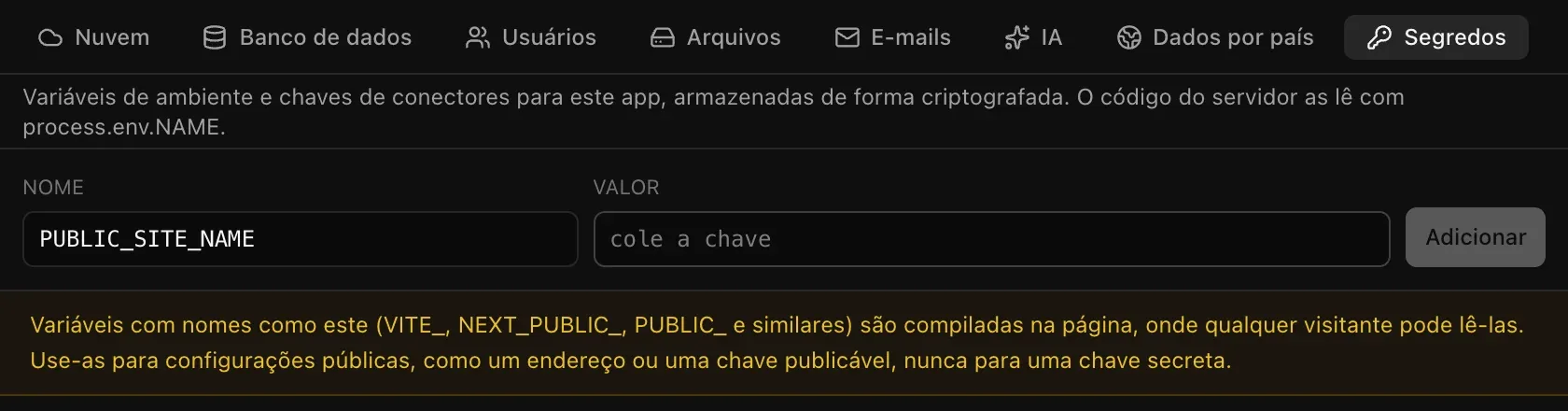 Ao digitar PUBLIC_SITE_NAME, aparece um aviso de que variáveis com nomes como este são compiladas na página, onde qualquer visitante pode lê-las