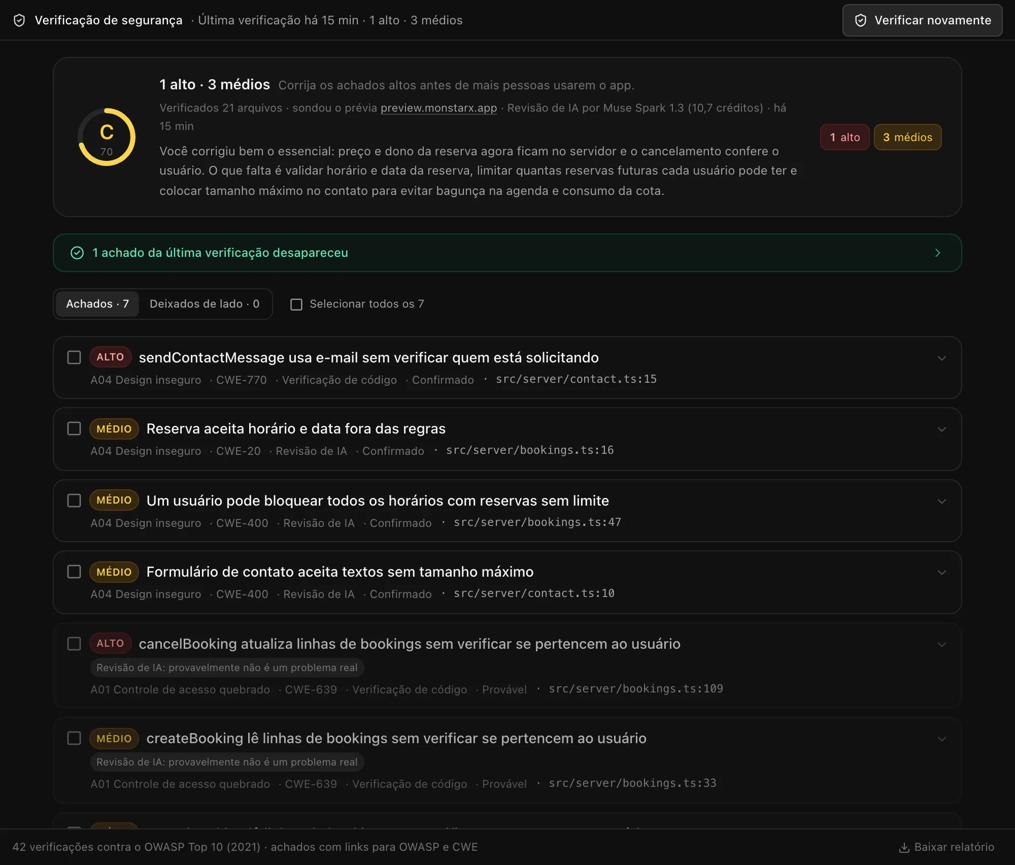 Resultados da verificação de segurança: nota C, 70 de 100, 1 alto · 3 médios, o resumo da revisão de IA, 1 achado da última verificação desapareceu e a lista de achados com categoria OWASP, CWE e arquivo