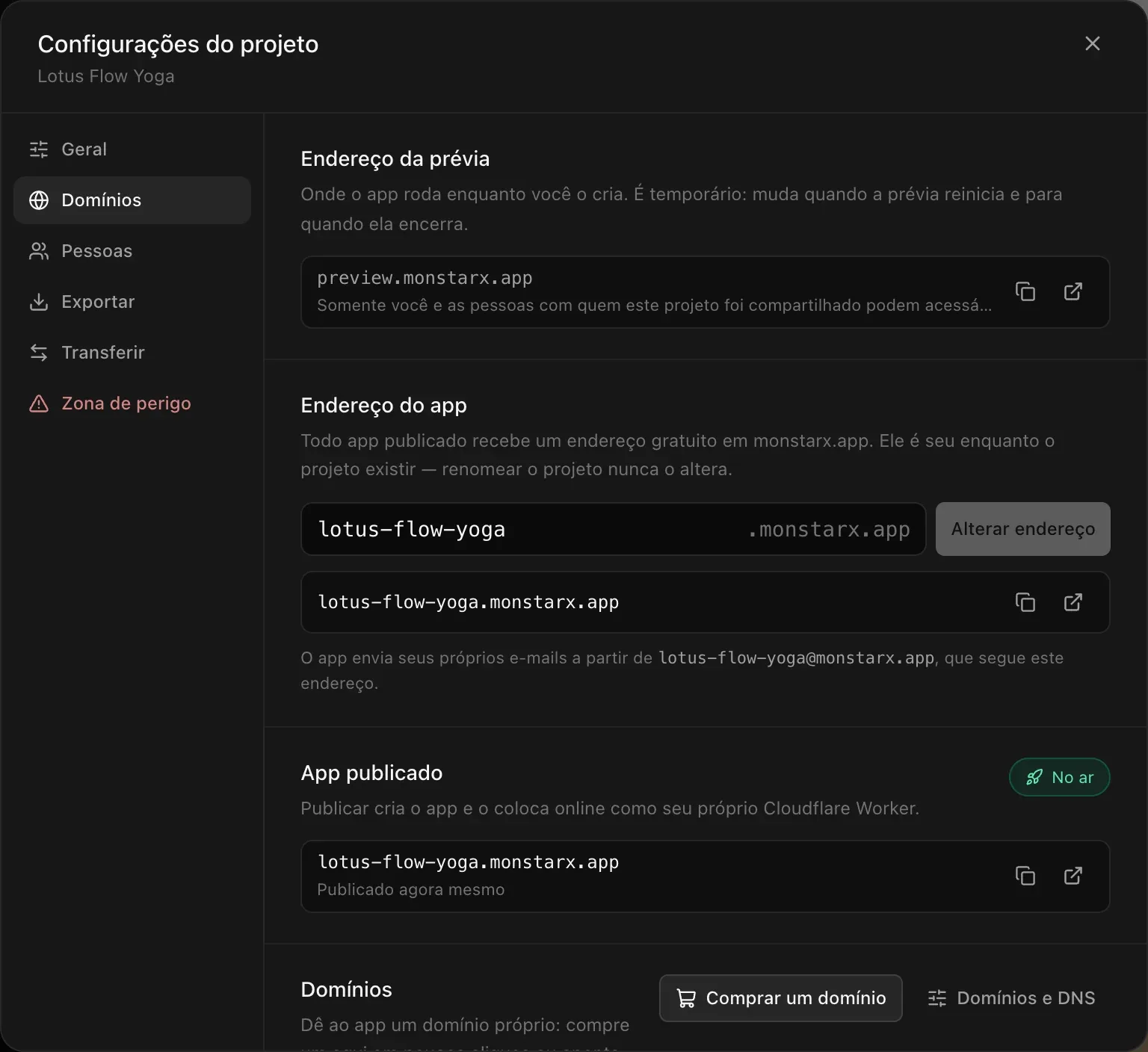 Configurações do projeto, Domínios: o Endereço da prévia, o campo Endereço do app lotus-flow-yoga .monstarx.app com um botão Alterar endereço, o endereço de e-mail do app e o App publicado marcado como No ar