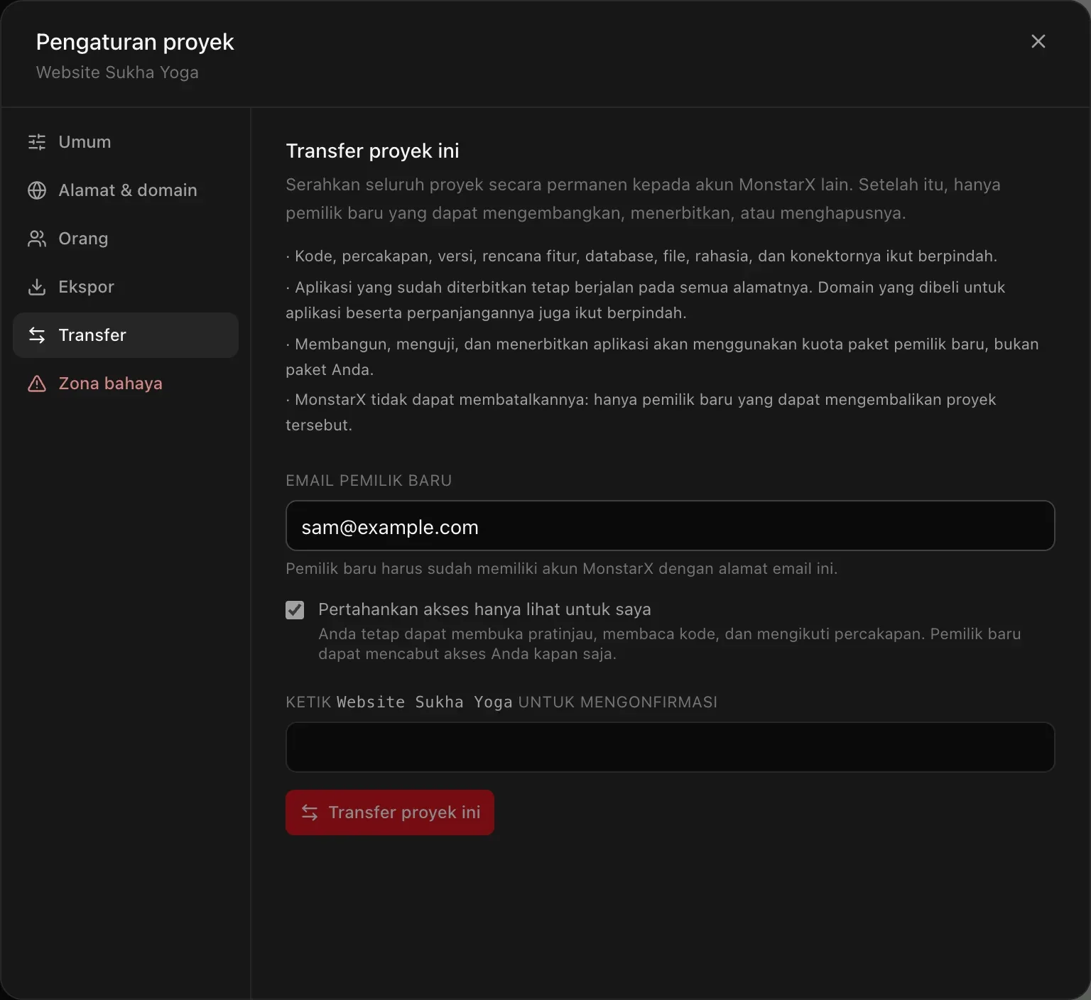 Pengaturan proyek, Transfer: Transfer proyek ini. Serahkan seluruh proyek secara permanen kepada akun MonstarX lain. Daftar hal yang ikut berpindah, kolom Email pemilik baru berisi sam@example.com, Pertahankan akses hanya lihat untuk saya tercentang, kolom untuk mengetik nama proyek sebagai konfirmasi, dan tombol merah Transfer proyek ini